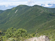 写真:金峰山(中央左)と朝日岳
